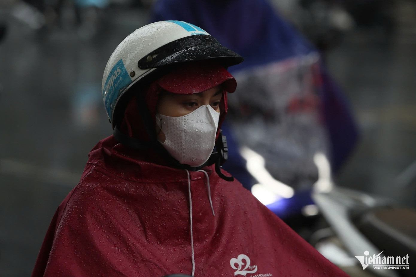 Tương tự, tại khu vực hầm chui Đại lộ Thăng Long, dòng phương tiện cũng bị ùn tắc kéo dài để vào phố Trần Duy Hưng.