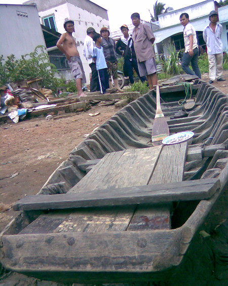 Chiếc xuồng gặp nạn được đưa lên bờ