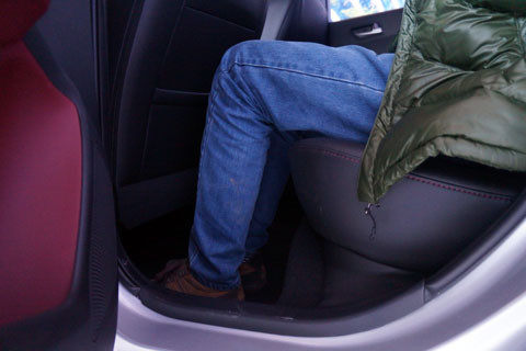 Chỗ để chân cho hàng ghế phía sau khá rộng rãi