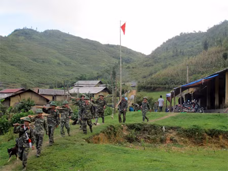Sáng sáng, đúng 6 giờ kém 15 phút đơn vị đã đi làm nhiệm vụ ở bản Tả Ngải Tủng 