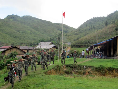 Sáng sáng, đúng 6 giờ kém 15 phút đơn vị đã đi làm nhiệm vụ ở bản Tả Ngải Tủng 