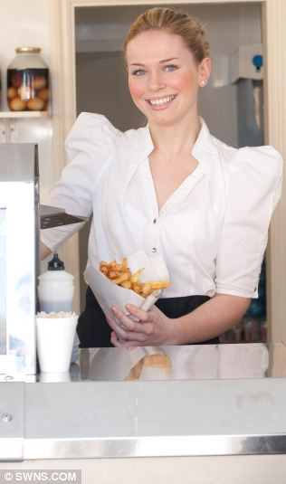 Nữ diễn viên Jessica Alba có khuôn mặt đẹp theo tiêu chuẩn châu Âu.. HÌnh ảnh của cô trong công việc thường ngày