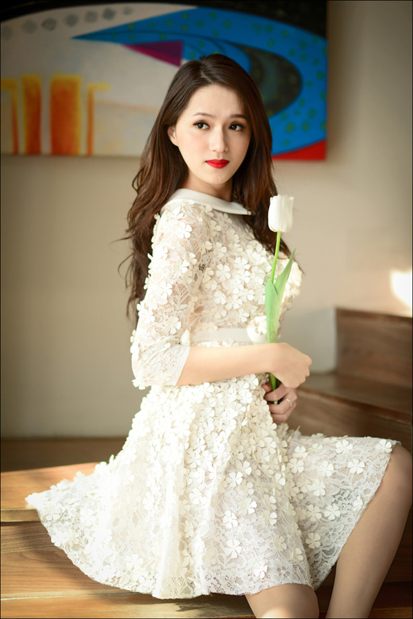 Hương Giang Idol nữ tính với váy ren trắng muốt ảnh 5