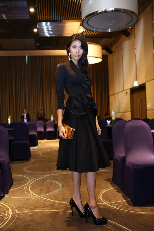 Hà Anh gợi cảm bên 'trai đẹp' ngoại quốc ảnh 9