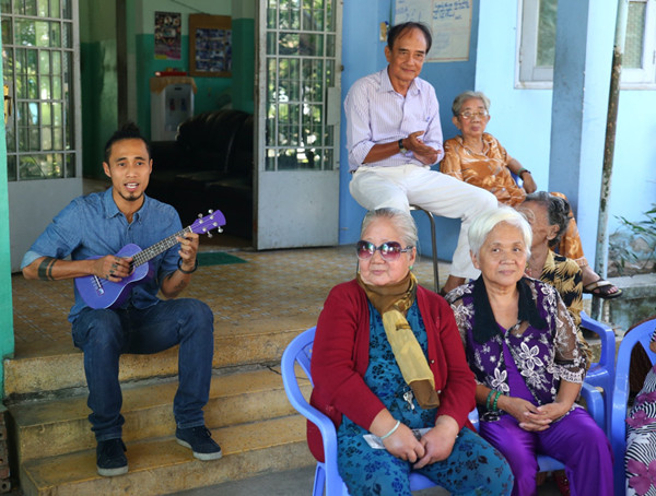 Lặng lẽ về nước, Bằng Kiều giản dị đi từ thiện ảnh 3