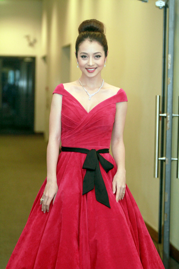 Jennifer Phạm mặc váy ren bó sát khoe thân hình quyến rũ ảnh 2