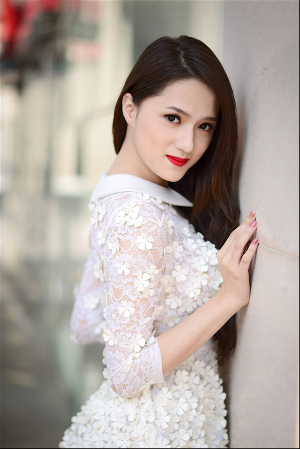 Hương Giang Idol nữ tính với váy ren trắng muốt ảnh 10
