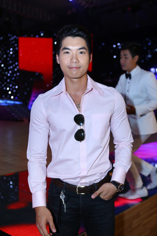 Trương Nam Thành thân mật bên gái 'lạ' ảnh 1