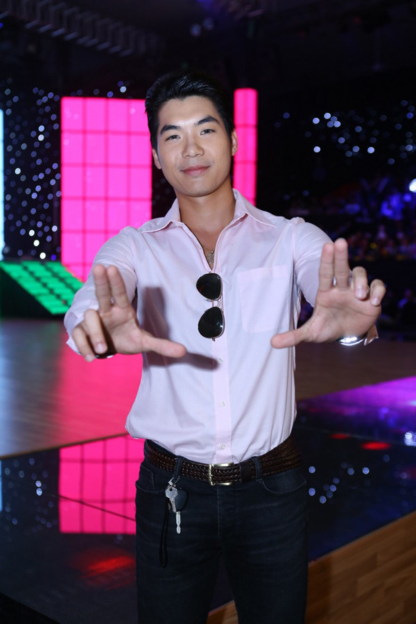 Trương Nam Thành thân mật bên gái 'lạ' ảnh 2