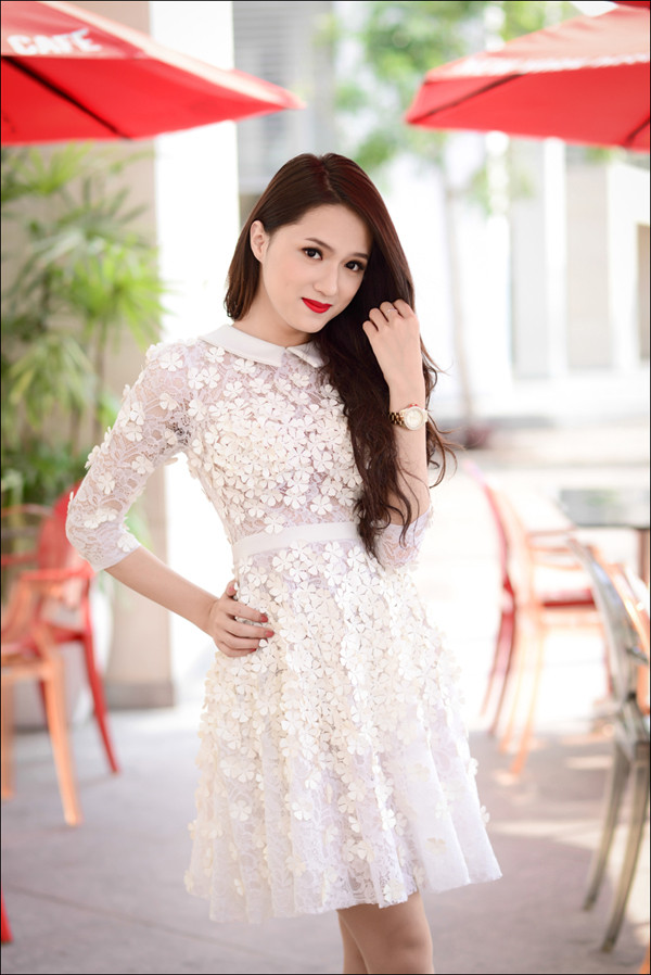Hương Giang Idol nữ tính với váy ren trắng muốt ảnh 9