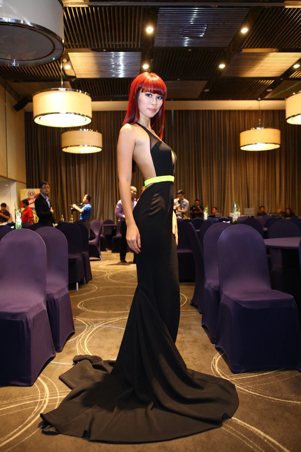 Hà Anh gợi cảm bên 'trai đẹp' ngoại quốc ảnh 2