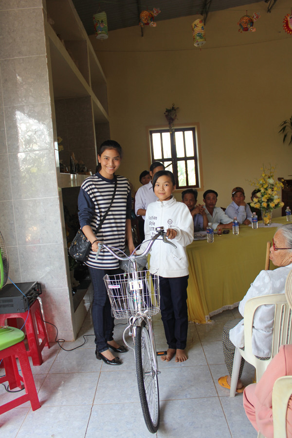 Trương Thị May vượt hơn 400 km từ thiện tại Đắk Lắk ảnh 9