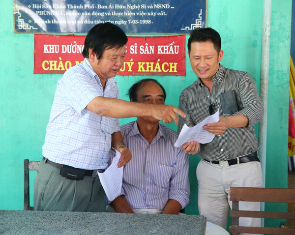 Lặng lẽ về nước, Bằng Kiều giản dị đi từ thiện ảnh 1