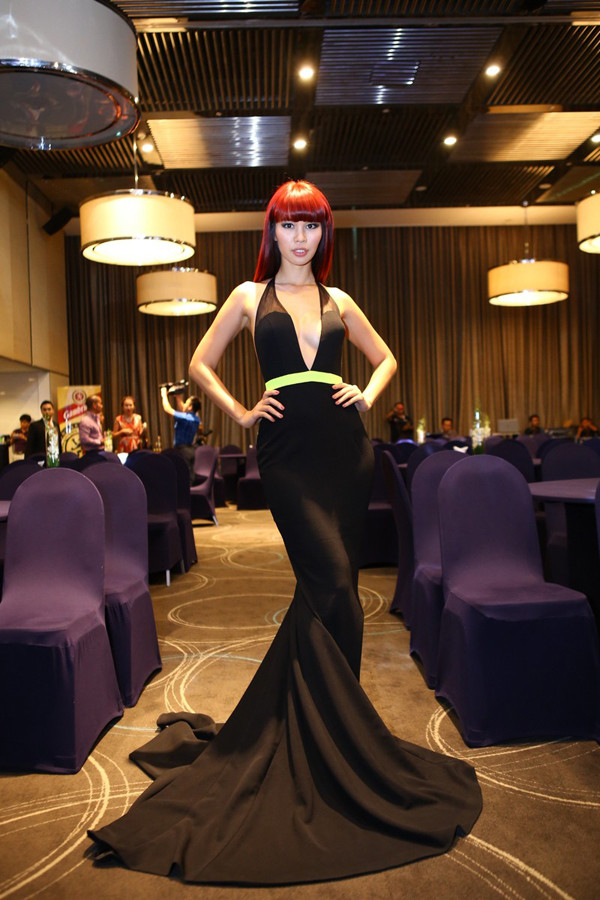 Hà Anh gợi cảm bên 'trai đẹp' ngoại quốc ảnh 1