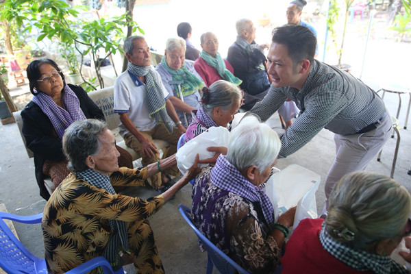 Lặng lẽ về nước, Bằng Kiều giản dị đi từ thiện ảnh 6