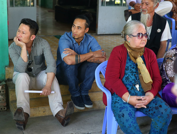 Lặng lẽ về nước, Bằng Kiều giản dị đi từ thiện ảnh 2