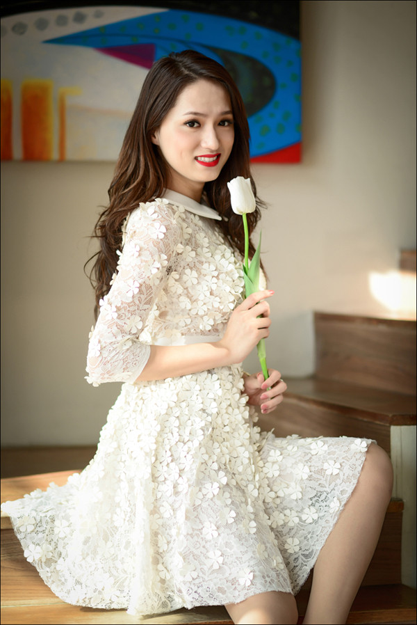 Hương Giang Idol nữ tính với váy ren trắng muốt ảnh 6