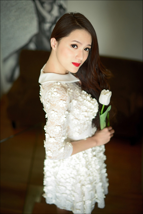 Hương Giang Idol nữ tính với váy ren trắng muốt ảnh 2