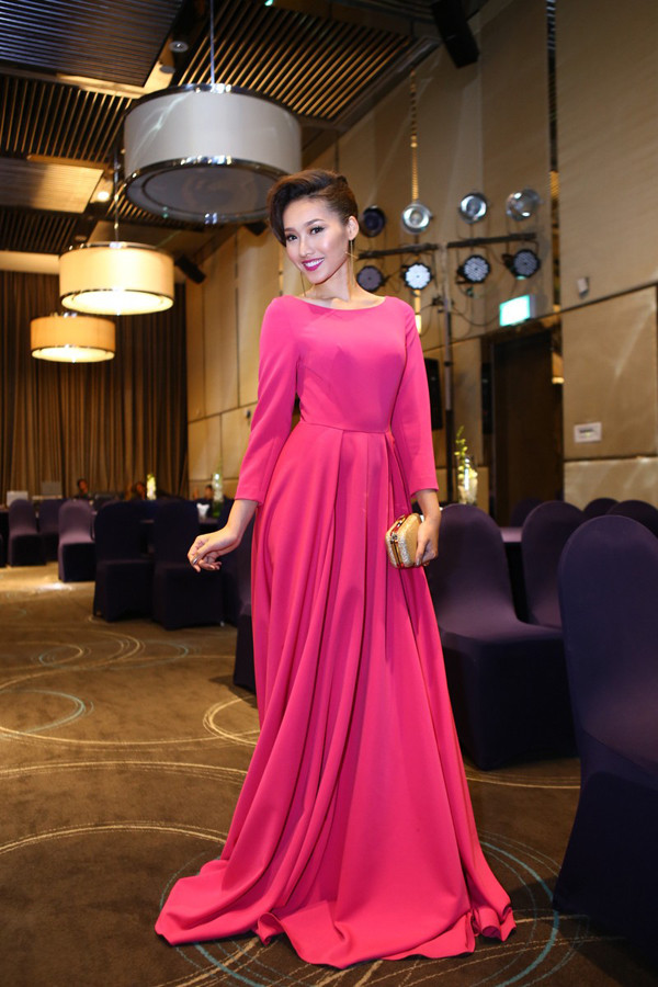 Hà Anh gợi cảm bên 'trai đẹp' ngoại quốc ảnh 10