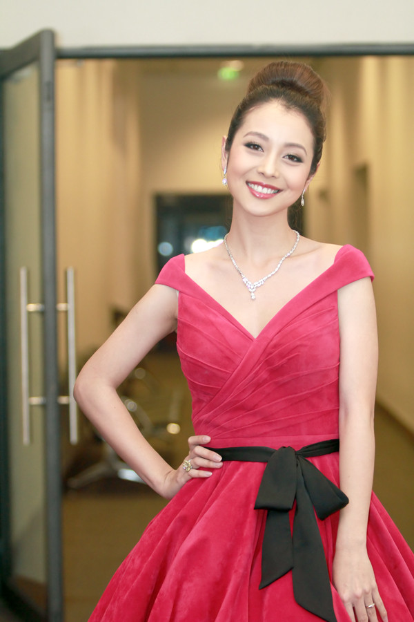 Jennifer Phạm mặc váy ren bó sát khoe thân hình quyến rũ ảnh 1