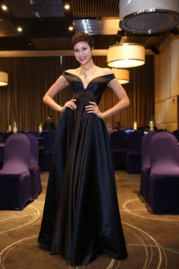 Hà Anh gợi cảm bên 'trai đẹp' ngoại quốc ảnh 8