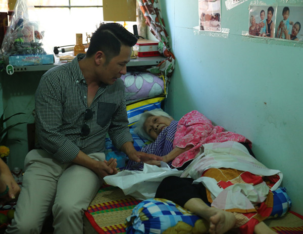 Lặng lẽ về nước, Bằng Kiều giản dị đi từ thiện ảnh 7