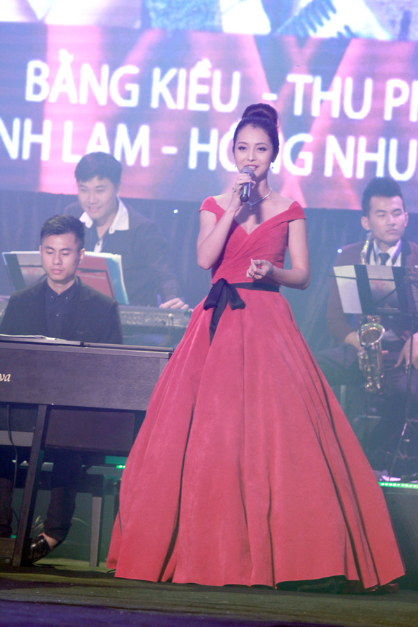 Jennifer Phạm mặc váy ren bó sát khoe thân hình quyến rũ ảnh 11