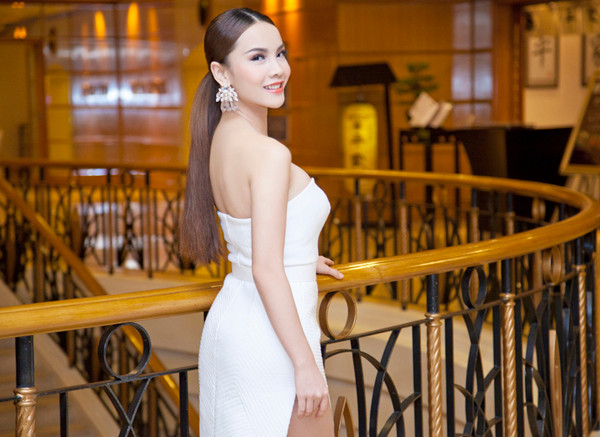 Yến Trang mặc váy xẻ 'bạo', khoe trọn chân thon sexy ảnh 3