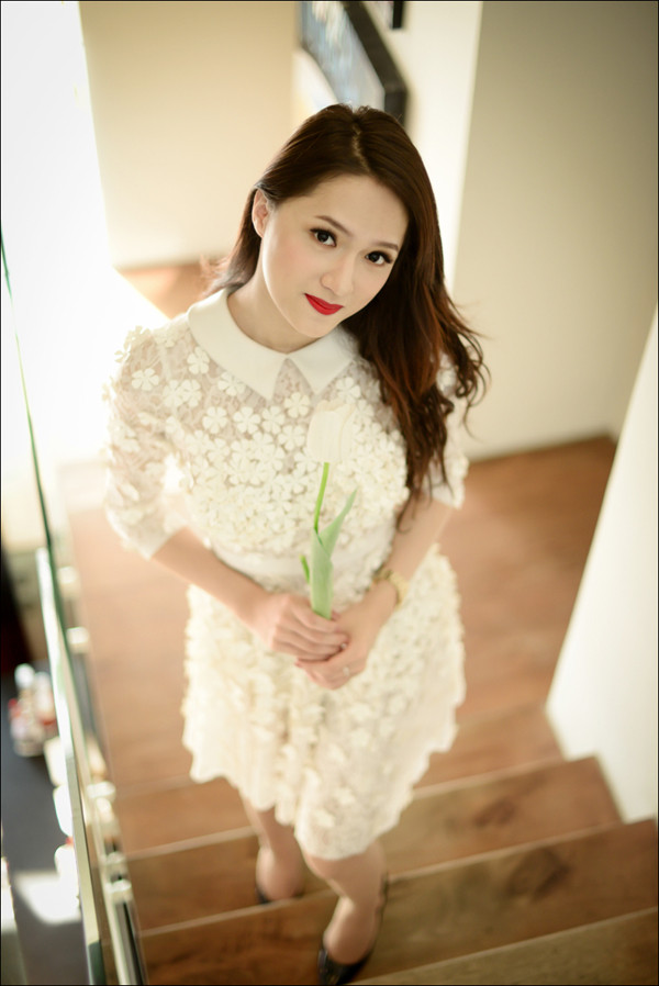 Hương Giang Idol nữ tính với váy ren trắng muốt ảnh 3