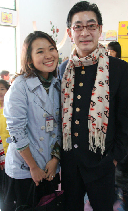 Nhiều phóng viên tranh thủ chụp hình cùng Lục Tiểu Linh Đồng