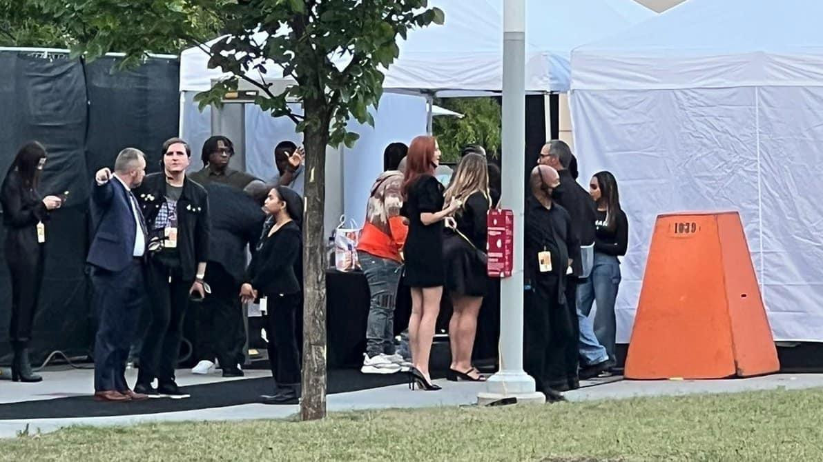 Tree Paine (tóc đỏ) đã có mặt tại sự kiện từ sáng sớm. Tree Paine (tóc đỏ) đã có mặt tại sự kiện từ sáng sớm.