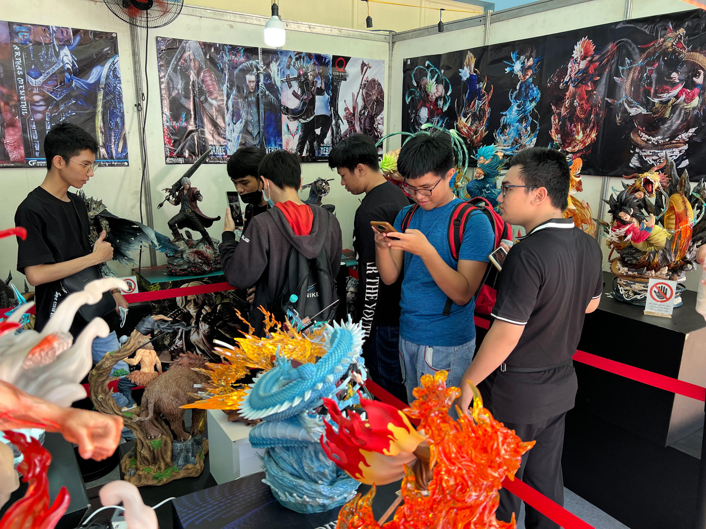 Các gian trưng bày mô hình lúc nào cũng chật kín khách tham quan.