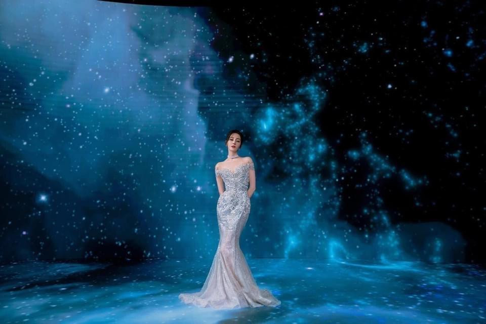 NTK Phạm Đăng Anh Thư cũng bày tỏ sự bất ngờ về khí chất tiên tử, hút hồn của Nhiệt Ba khi diện mẫu váy do cô thiết kế.