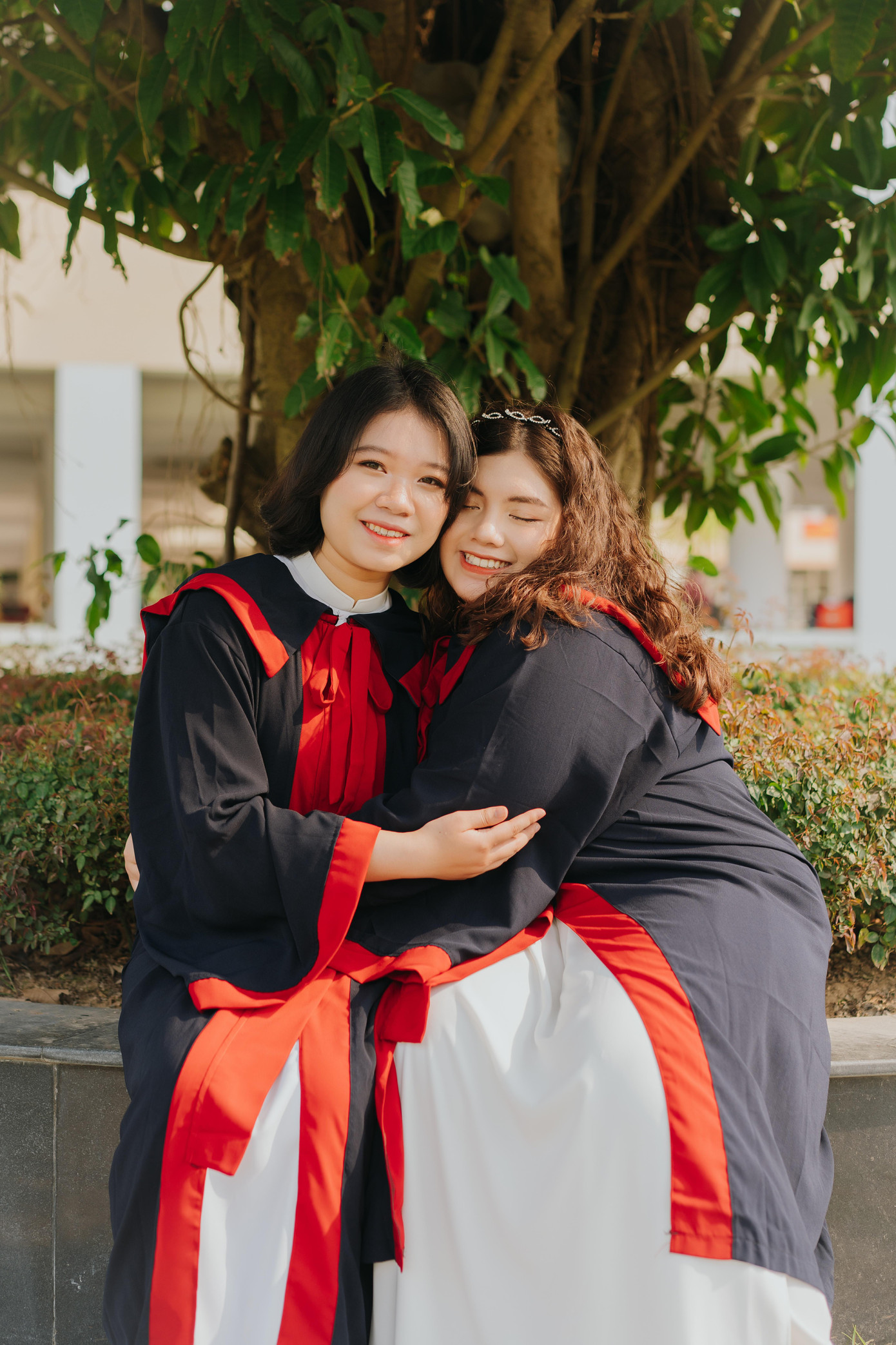 Triệu Ánh Thiện (phải) - Triệu Phương Anh (trái). Triệu Ánh Thiện (phải) - Triệu Phương Anh (trái).