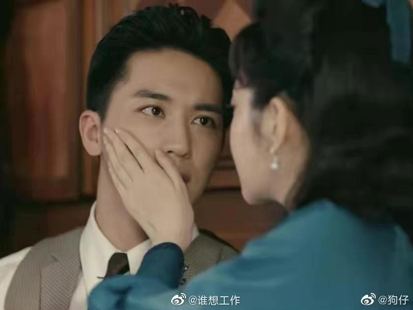 Tay của Cảnh Điềm trong một cảnh chạm má với Hứa Ngụy Châu trong Lưu Quang Chi Thành. Một blogger Trung đùa rằng Cảnh Điềm đang "mượn" Hứa Ngụy Châu để chứng minh Trương Bân Bân có đầu lớn. Tay của Cảnh Điềm trong một cảnh chạm má với Hứa Ngụy Châu trong Lưu Quang Chi Thành. Một blogger Trung đùa rằng Cảnh Điềm đang "mượn" Hứa Ngụy Châu để chứng minh Trương Bân Bân có đầu lớn.