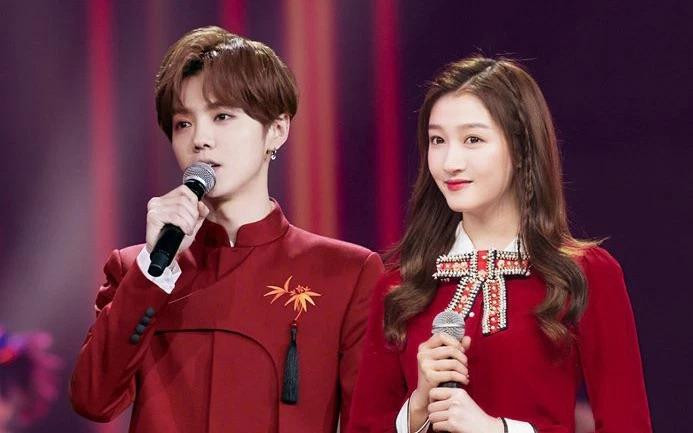 Tin đồn kết hôn của Lộc Hàm (Luhan) và Quan Hiểu Đồng thường xuyên là chủ đề bàn tán của cư dân mạng. Tin đồn kết hôn của Lộc Hàm (Luhan) và Quan Hiểu Đồng thường xuyên là chủ đề bàn tán của cư dân mạng.