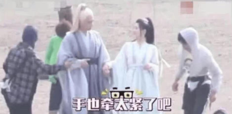 Dương Dương nắm tay Triệu Lộ Tư dù không trong cảnh quay. Dương Dương nắm tay Triệu Lộ Tư dù không trong cảnh quay.