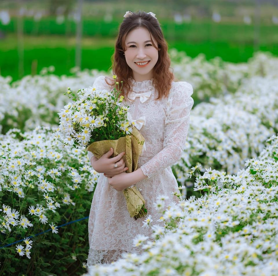 Cô Thùy Linh gửi lời chúc đến nữ thủ khoa hiện đang học tại Singapore: "Chúc Phương Anh dù ở môi trường nào cũng phát huy năng lực hết mình để tỏa sáng mọi lúc, mọi nơi". Cô Thùy Linh gửi lời chúc đến nữ thủ khoa hiện đang học tại Singapore: "Chúc Phương Anh dù ở môi trường nào cũng phát huy năng lực hết mình để tỏa sáng mọi lúc, mọi nơi".