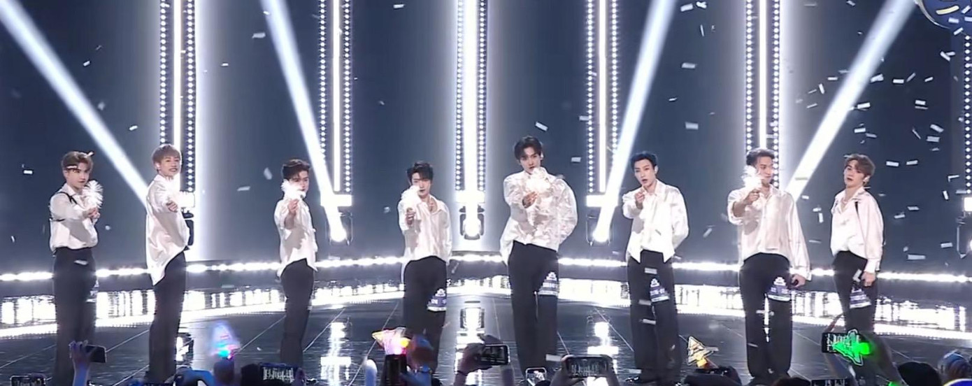 Các thành viên trong nhóm Dáng Hình Thiếu Niên đều có lông vũ, trừ Oscar (đứng thứ 3 từ trái sang)