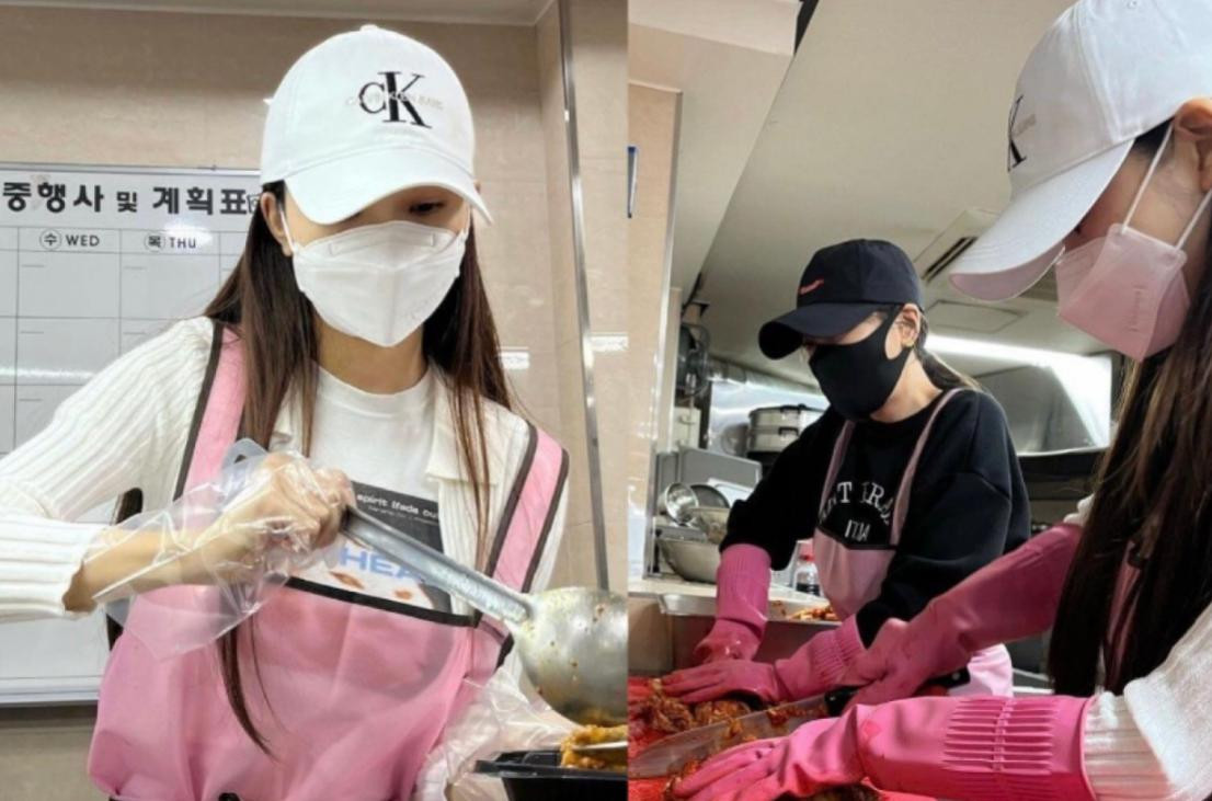 Thời gian không hoạt động, Song Ji A được bắt gặp tham gia hoạt động tình nguyện. Thời gian không hoạt động, Song Ji A được bắt gặp tham gia hoạt động tình nguyện.