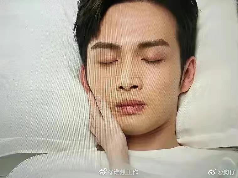 Mặt Trương Bân Bân dường như lớn hơn khi được Cảnh Điềm chạm vào. Mặt Trương Bân Bân dường như lớn hơn khi được Cảnh Điềm chạm vào.