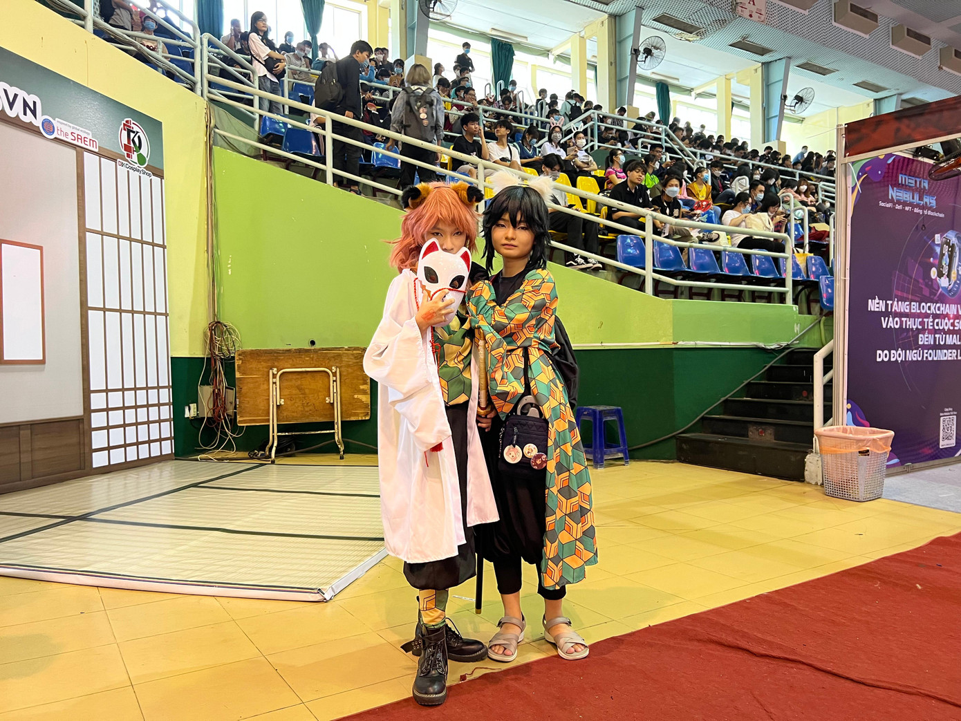 Hai cô gái xinh đẹp hóa trang thành Sabito và Yuu trong Thanh Gươm Diệt Quỷ.