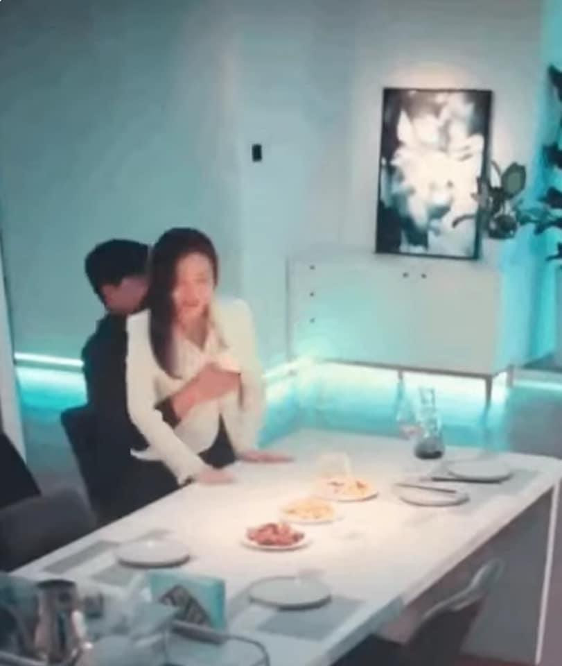 Cảnh quay nhạy cảm trong phim gây bức xúc. Cảnh quay nhạy cảm trong phim gây bức xúc.