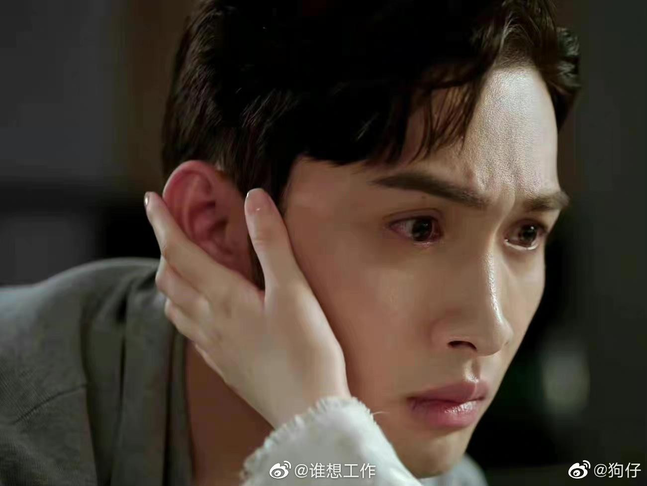 Phải chăng do kích thước đầu của Trương Bân Bân khá lớn khiến tay của Cảnh Điềm khi đặt lên lại trông càng nhỏ? Phải chăng do kích thước đầu của Trương Bân Bân khá lớn khiến tay của Cảnh Điềm khi đặt lên lại trông càng nhỏ?