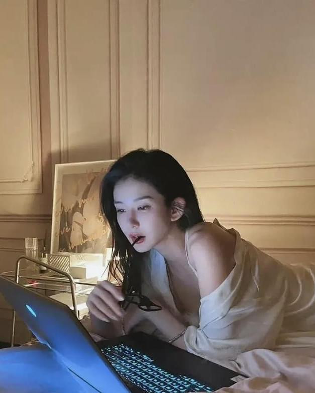 Cận cảnh nhan sắc mỹ nữ làm cộng đồng mạng "đứng ngồi không yên" trong bê bối của Lý Dịch Phong. Cận cảnh nhan sắc mỹ nữ làm cộng đồng mạng "đứng ngồi không yên" trong bê bối của Lý Dịch Phong.