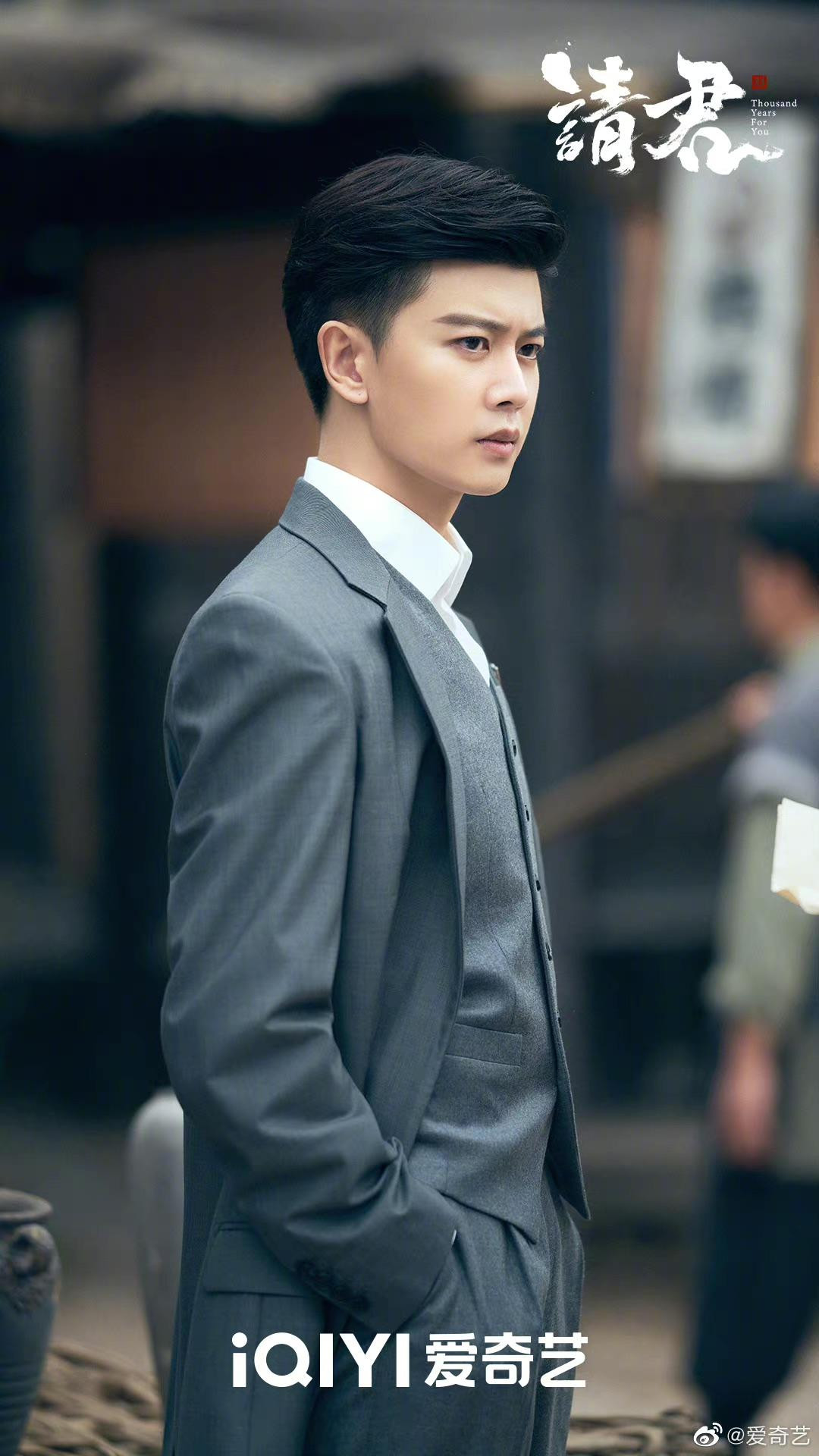 Khí chất quyền lực của chiến thần Lục Viêm khi diện suit.