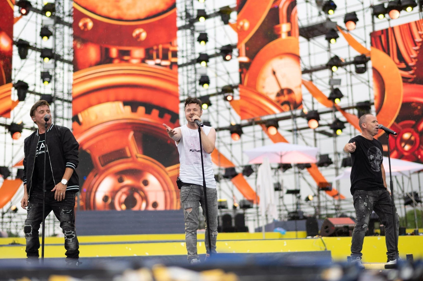 Ban nhạc 911 đình đám một thời đã đưa khán giả trở về quá khứ với những bản hit làm nên tên tuổi.