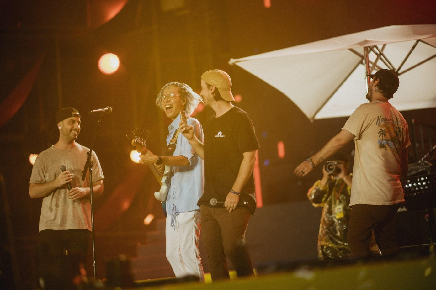 Thắng (Ngọt) &quot;cháy hết mình&quot; khi đứng trên sân khấu cùng thần tượng.