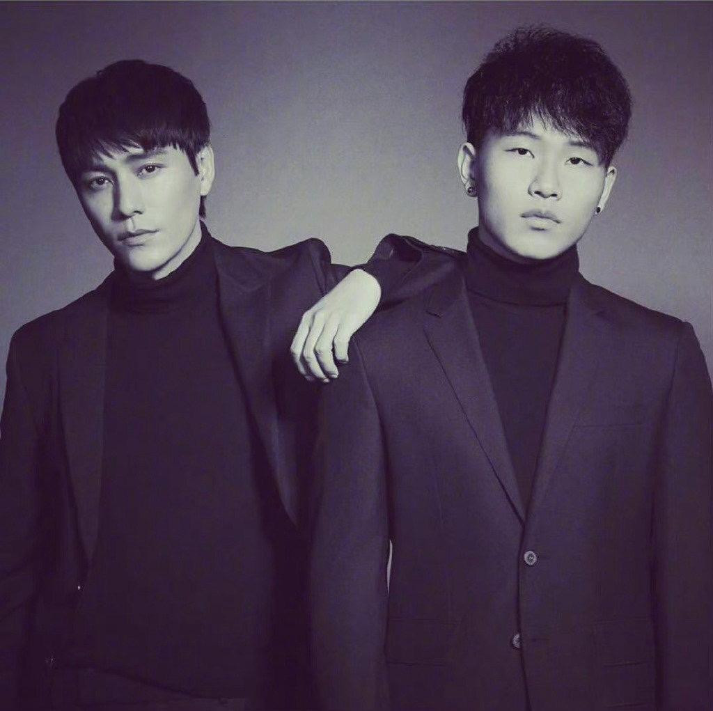 Trần Khôn (phải) và con trai (trái). Trần Khôn (phải) và con trai (trái).