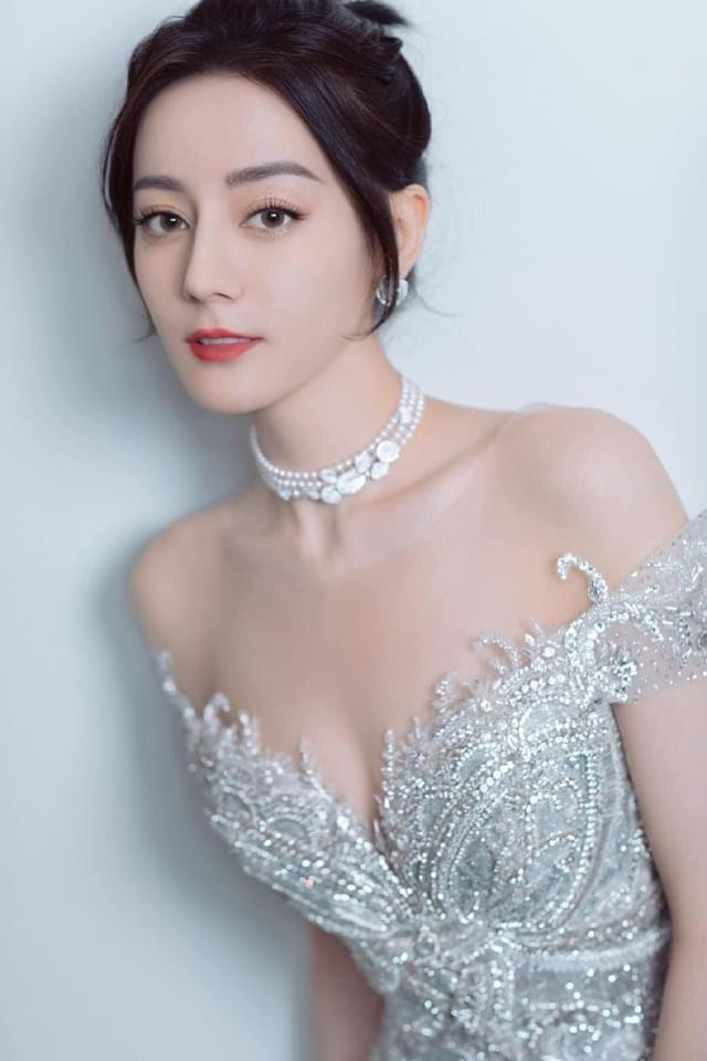 &quot;Mỹ nhân Tân Cương&quot; trong trang phục của NTK Việt Nam.